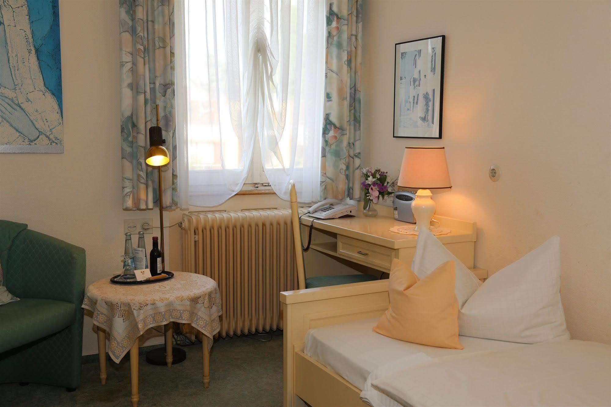 Hotel Yoga Jasmin Ehemals Hotel Eberhardt-Burghardt บาเดนไวเลอร์ ภายนอก รูปภาพ